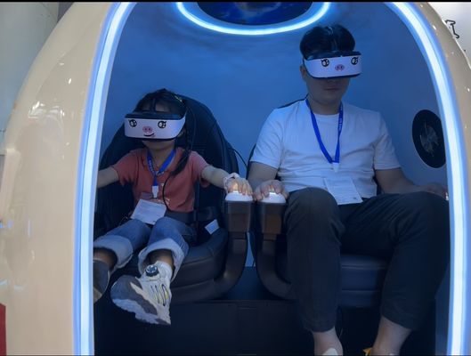 Simulateur de cinéma VR de 2 sièges, capsule spatiale amusante. Capsule rotative à 360° exclusive, contrôle à double écran, plus de 20 jeux spéciaux, lunettes DPVR et effets multiples.