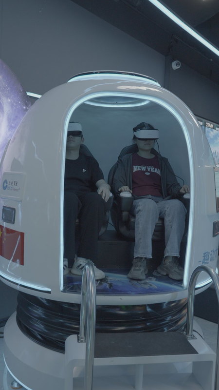 Simulateur de cinéma VR de 2 sièges, capsule spatiale amusante. Capsule rotative à 360° exclusive, contrôle à double écran, plus de 20 jeux spéciaux, lunettes DPVR et effets multiples.
